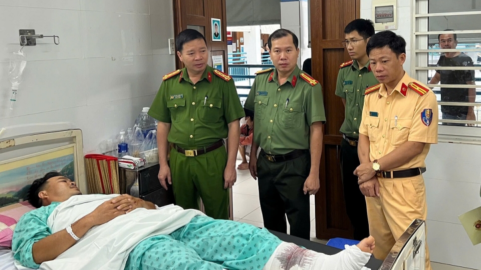 Đại tá Nguyễn Tường Vũ -PGĐ Công an tỉnh cùng đoàn Công tác đến thăm Trung tá Nguyễn Hoàng Trung bị thương khi làm nhiệm vụ (2).jpg