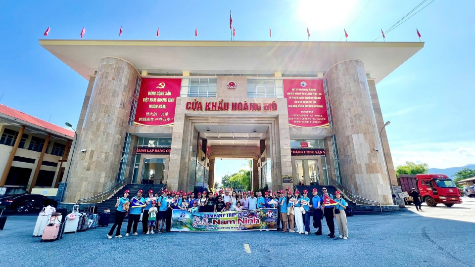 Đoàn khách du lịch chụp ảnh lưu niệm tại cửa khẩu Hoành Mô.jpg
