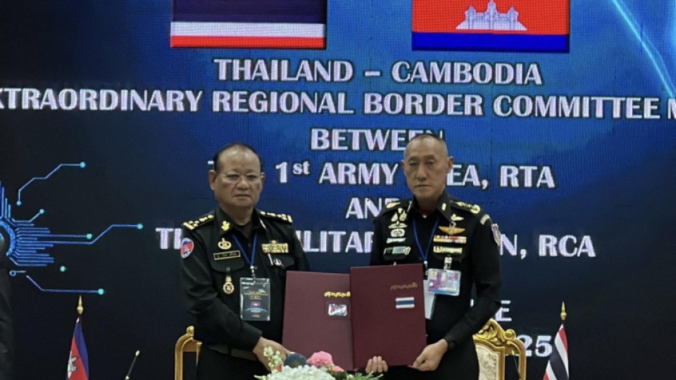 Ảnh họp Ủy ban biên giới khu vực giữa  Quân khu 1 của Thái Lan và Quân khu 5 của Campuchia - Nguồn Bangkok Post .jpg