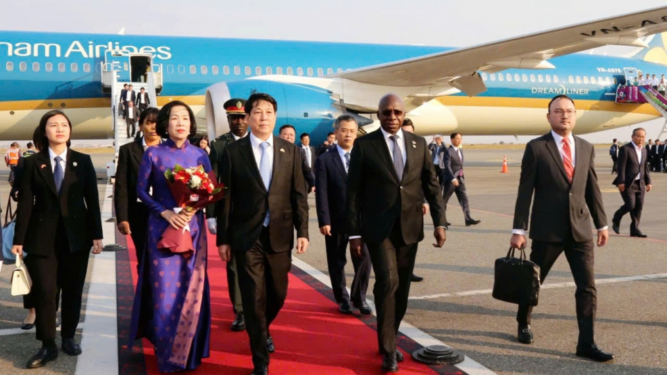 09-08_Bộ trưởng Ngoại giao Angola Téte António đón Chủ tịch nước Lương Cường tại sân bay.jpg