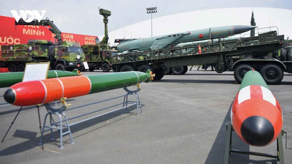 Modern military hardware showcased at largest-ever exhibition in Hanoi