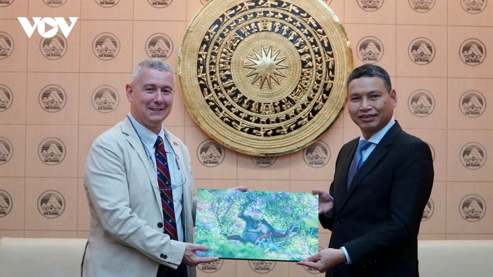 Ambassador Karl Van den Bossche and Da Nang vice Chairman Ho Ky Minh.jpg