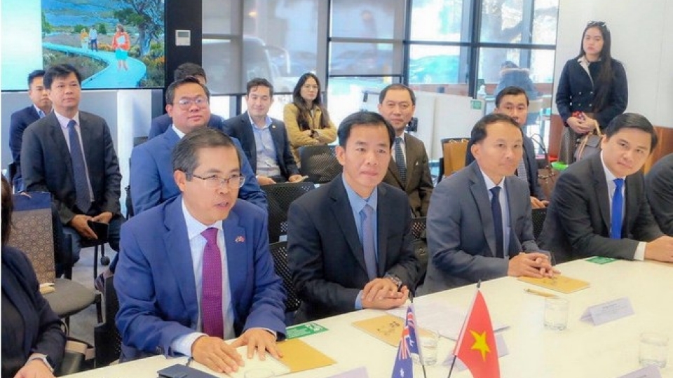 Ambassador Pham Hung Tam and Hue delegation meet with University of Tasmania leadership.jpg