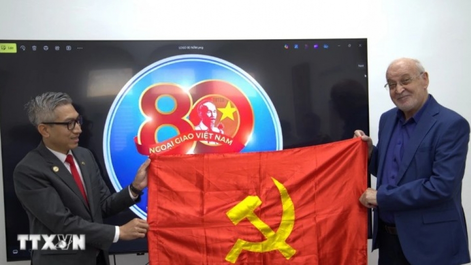 Ambassador of Vietnam to Israel Ly Duc Trung presents Party flag to Issam Makhoul, Politburo member of the Communist Party of Israel and Chairman of Hadash.jpg
