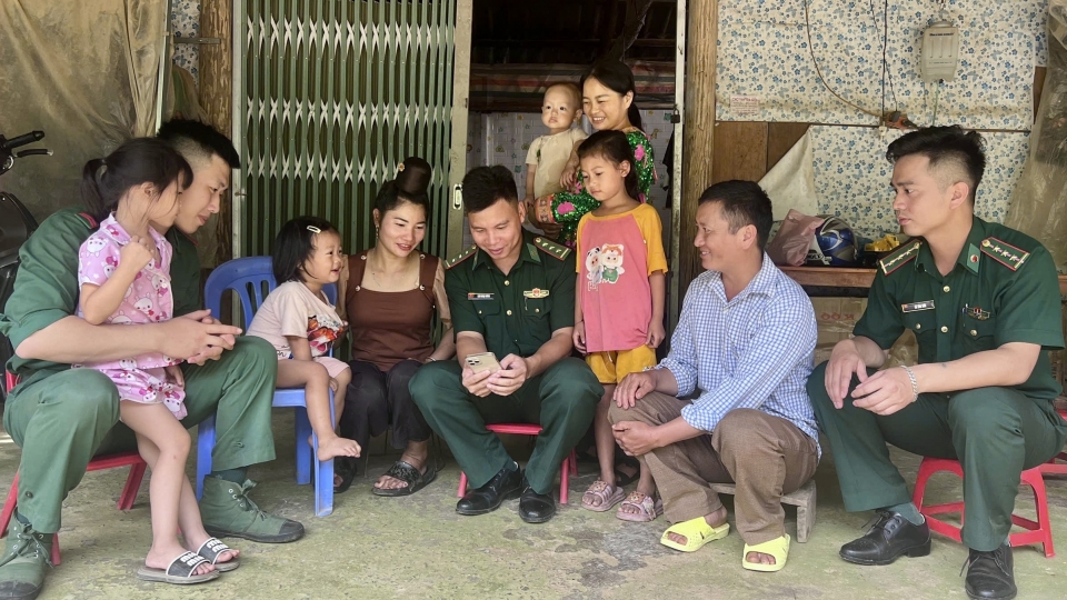 Cán bộ, chiến sĩ Đồn Biên phòng Mường Cai, BĐBP Sơn La mang tri thức công nghệ về bản với bà con..jpeg