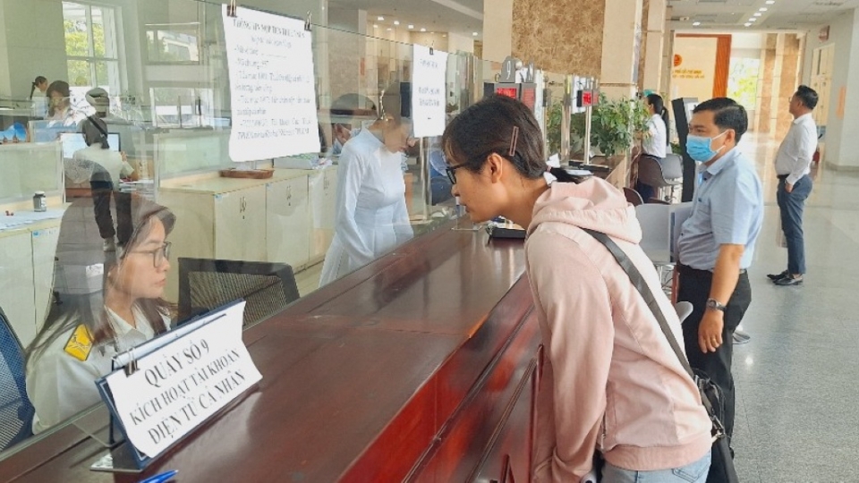 Cán bộ thuế hướng dẫn cho người dân một số quy định mới về chính sách thuế (ảnh_ Lệ Hằng).jpg