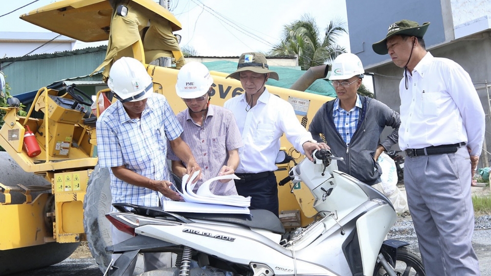 Chủ đầu tư, nhà thầu và Sở Xây dựng tỉnh Đồng Tháp bàn phương án khắc phục tình trạng ngập nước.jpg