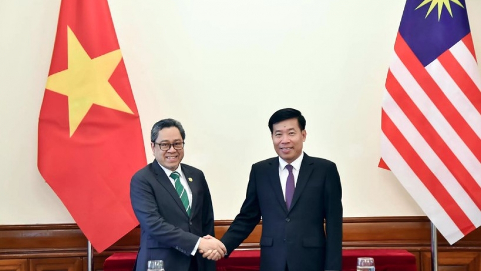 Deputy Foreign Minister Nguyen Manh Cuong and Malaysian Deputy Secretary-General of Foreign Affairs Dato’ Ahmad Rozian Abd Ghani co-chair the 3rd Vietnam–Malaysia Senior Officials’ Strategic Dialogue.jpg