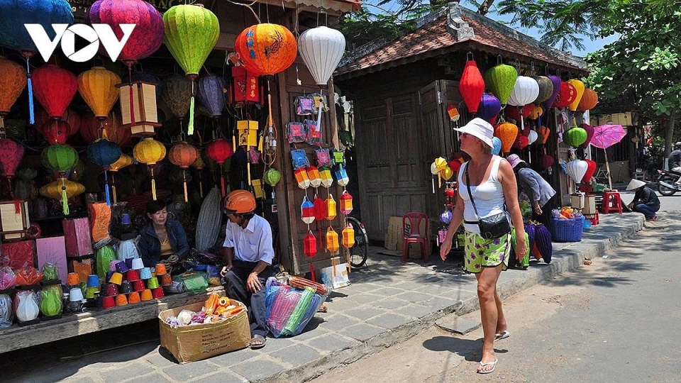 European tourists generally stay between 8–12 days and spend a lot on luxury services in Vietnam.jpg