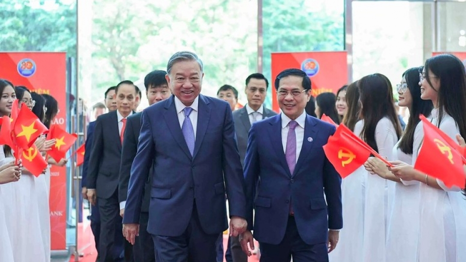 General Secretary To Lam and Deputy Prime Minister, Minister of Foreign Affairs Bui Thanh Son walk into the venue of the 80th anniversary ceremony of Vietnam’s diplomatic service.jpg