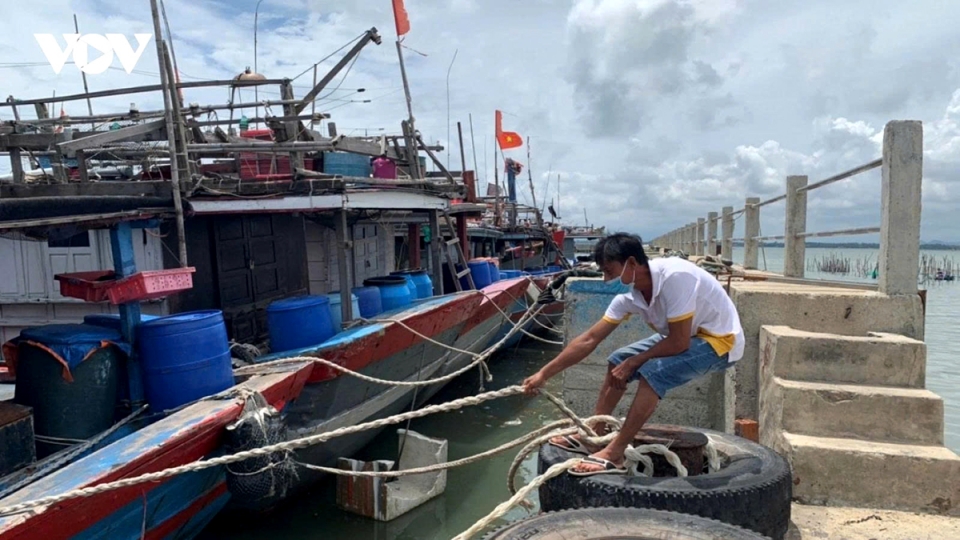 Hue City fishermen secure their boats to seek shelter from the typhoon.jpg