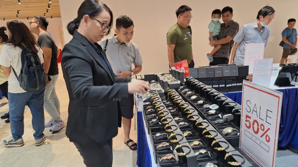 Khách đang xem hàng khuyến mại tại  trung tâm thương TP.HCM  (Ảnh Lệ Hằng).jpg