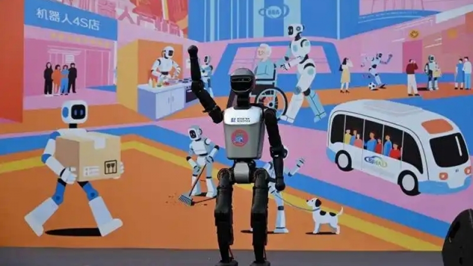 Một robot hình người vẫy tay chào tại lễ khai mạc Lễ hội tiêu dùng robot. Ảnh Báo Thanh niên Trung Quốc.jpeg