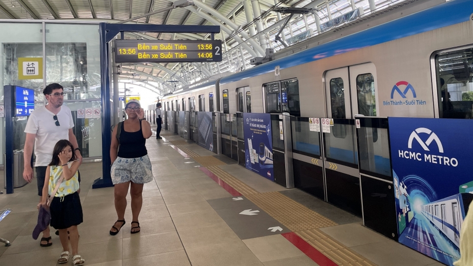 Người nước ngoài cũng thường xuyên sử dụng metro.jpg