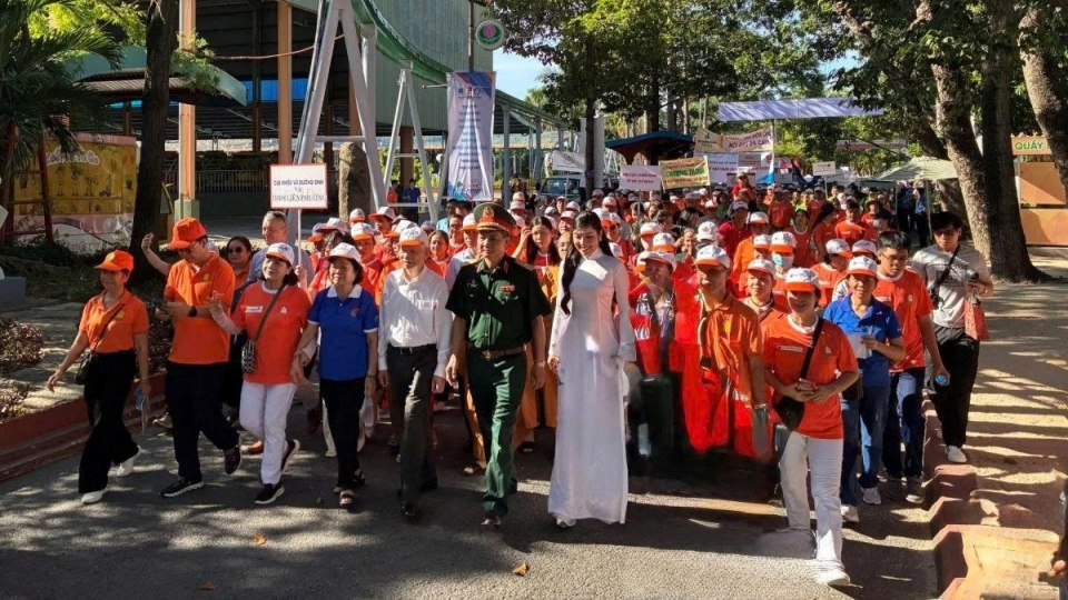 Over 5,000 people join HCM City walk for Agent Orange-dioxin victims 1.jpg