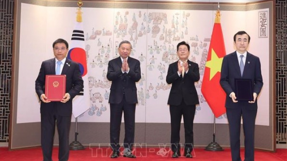 Party General Secretary To Lam and South Korean President Lee Jae Myung.jpg