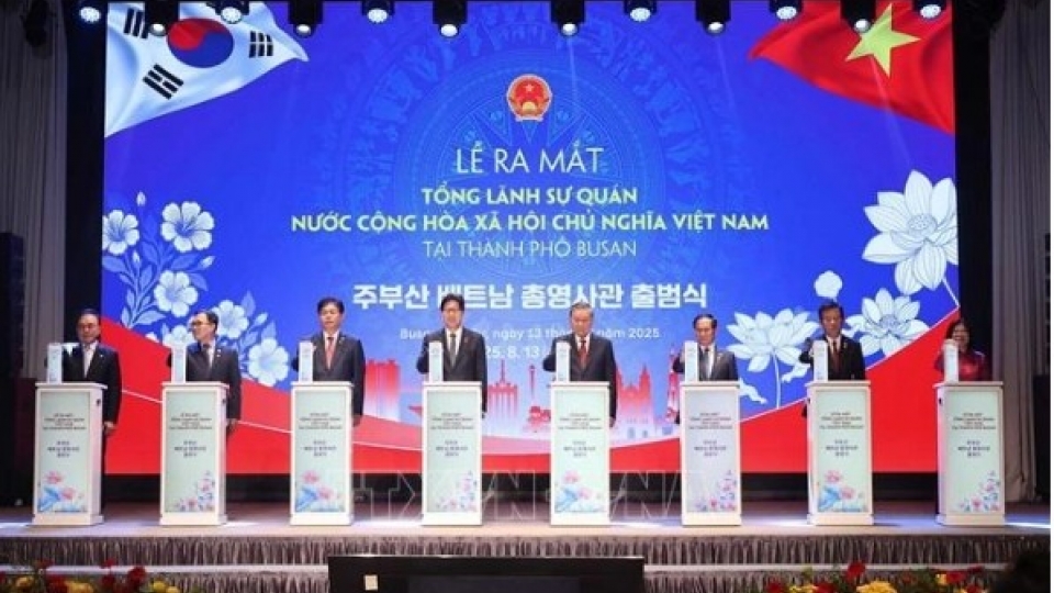 Party General Secretary To Lam and delegates perform the inauguration ceremony of Vietnam’s Consulate General in Busan.jpg