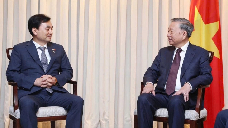 Party General Secretary To Lam receives Ahn Gyu-back, Chairman of the Korea - Vietnam Friendship Parliamentary Group in Seoul on August 10.jpg