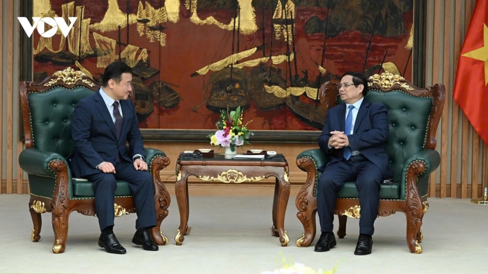 Prime Minister Pham Minh Chinh receives Samsung Electronics chief Roh Tae-moon.jpg