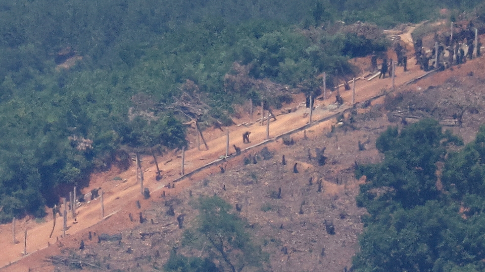 Quân đội Triều Tiên đào đất tại khu vực ranh giới quân sự liên Triều (ảnh Reuters).jpg