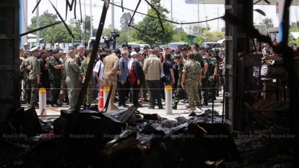 Quan chức, cán bộ ngoại giao và tùy viên quân sự các nước đến quan sát các khu vực giáp biên giới với Campuchia tại tỉnh Ubon Ratchathani và tỉnh Sisaket ngày thứ 6 (1.8).jpg