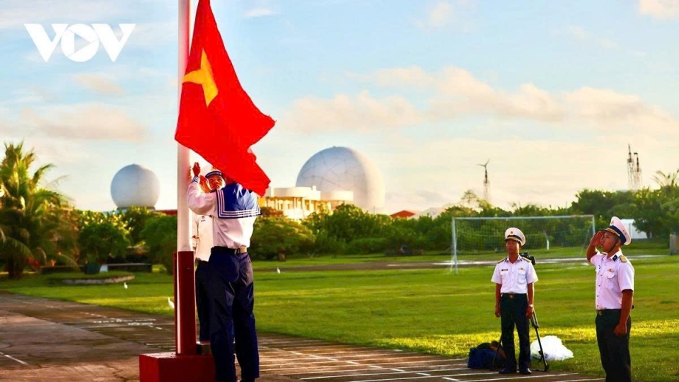 Solemn Flag-Raising Ceremony Held in Truong Sa.jpg