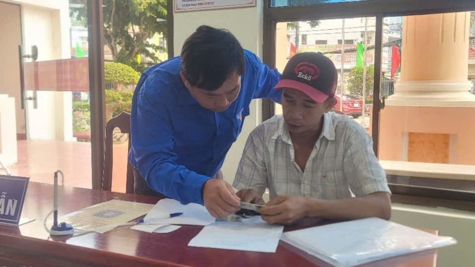 Tổ Công nghệ số cộng đồng hỗ trợ người dân làm thủ tục hành chính tại trung tâm phục vụ hành chính công phường Rạch Giá.jpg