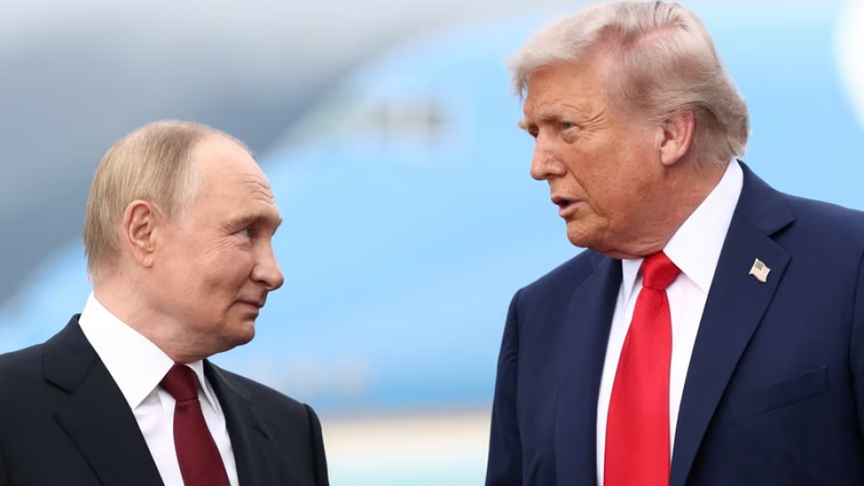 Tổng thống Mỹ Donald Trump cùng Tổng thống Nga Vladimir Putin tại Căn cứ chung Elmendorf-Richardson ở Anchorage, Alaska, ngày 15 tháng 8 năm 2025. CNN.png
