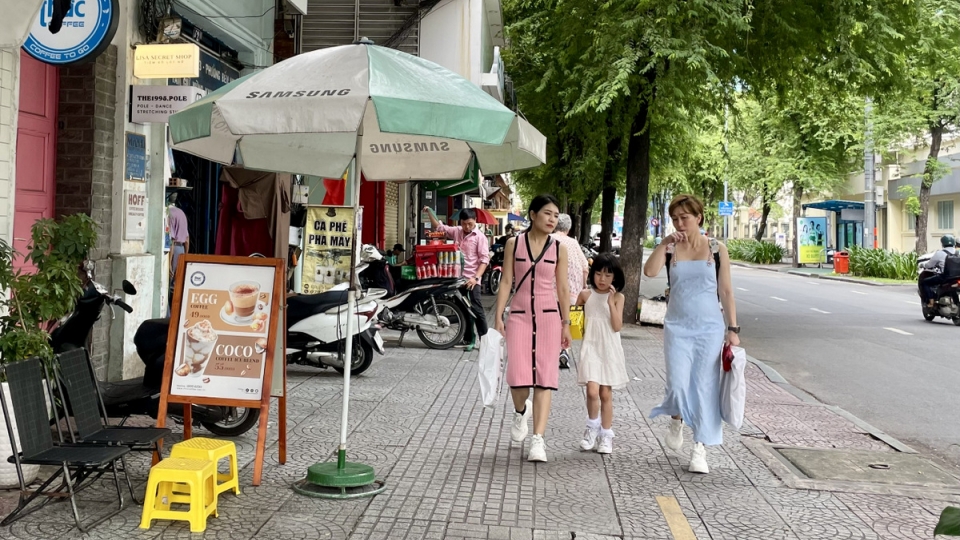 TP.HCM tiếp tục thu phí sử dụng tạm thời lòng đường, vỉa hè.jpg