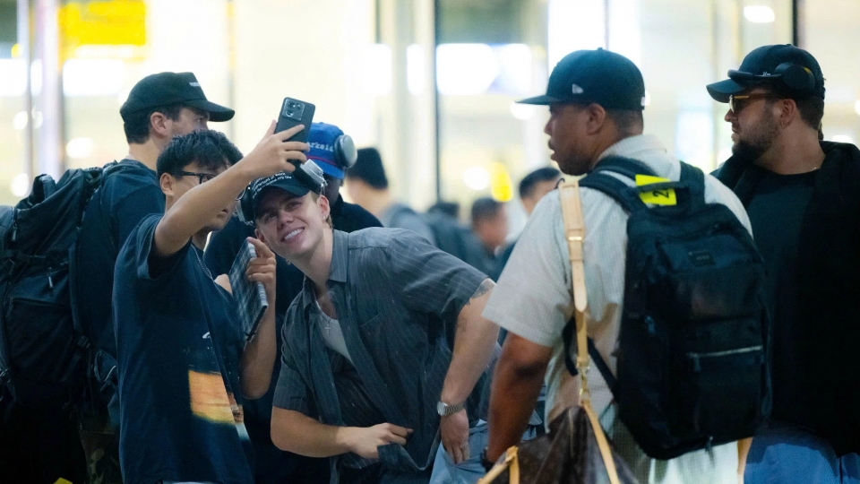 The Kid Laroi eagerly take a photo with Vietnamese fans at Noi Bai International Airport.jpg