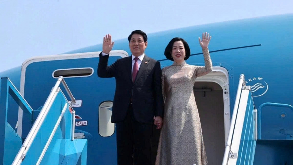The President and his spouse waved farewell at the foot of the aircraft stairs before boarding the plane..jpg