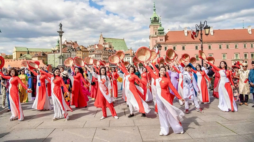Traditional attire parade in Poland marks Vietnam's 80th National Day