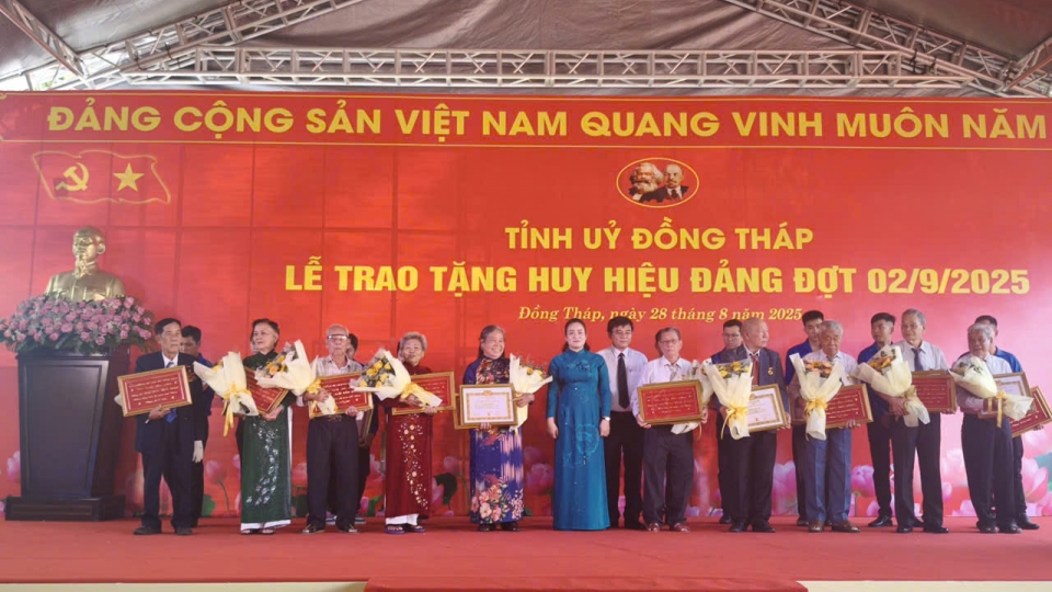ba_nguyen_hai_tram_pho_bi_thu_tinh_uy_dong_thap_trao_huy_hieu_dang_cho_cac_dang_vien_.jpg