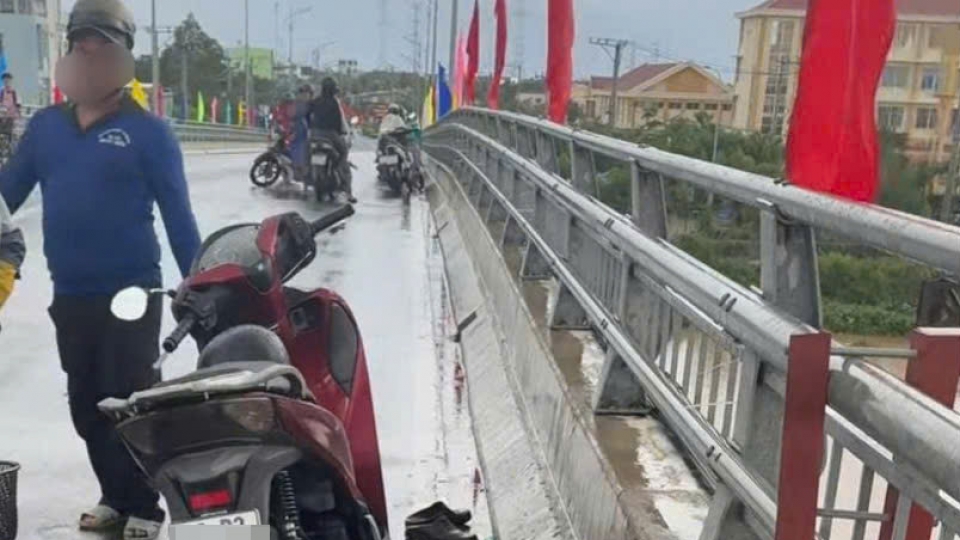 chiec_mo_to_ma_nguoi_dan_ong_nay_bo_lai_tren_cau_nhau_xuong_dong_song_tu_tu.jpg