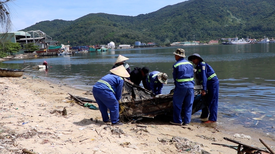 cong_nhan_cong_ty_co_phan_moi_truong_do_thi_da_nang_thu_gom_rac_thai_tai_vinh_man_quang.jpg