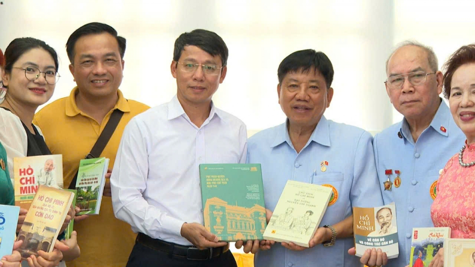 dai_dien_khu_di_tich_chu_tich_ho_chi_minh_thuoc_phu_chu_tich_o_ha_noi_da_long_trong_trao_tang_tu_sach_bac_ho_cho_khu_di_tich_chu_tich_ho_chi_minh_tai_tinh_udon_thani_vao_chieu_27_8_1.jpg