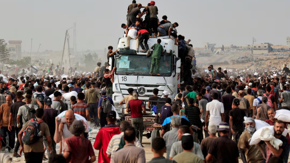 dan Gaza lay do cuu tro, xe tai vien tro Gaza, nguoi Palestine, tham hoa nhan dao, 1 -reu.jpg