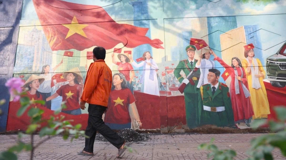 HCM City giant mural painting celebrates major national holidays