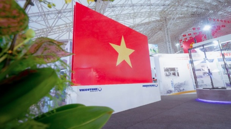 Vietnam showcases largest quartz-made national flag at landmark exhibition