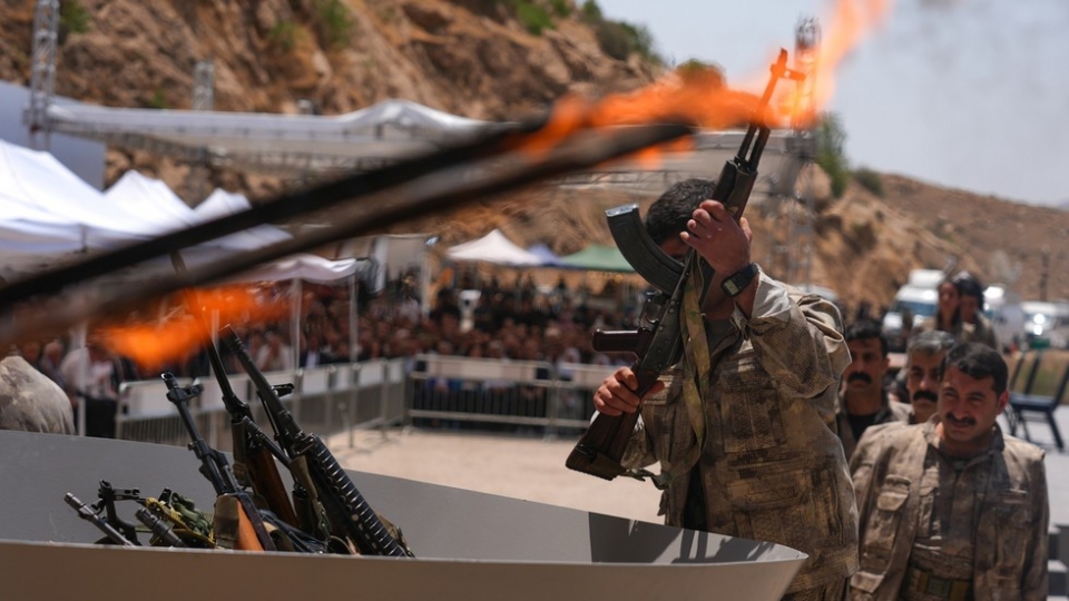 nguoi Kurd, chien binh Kurd ha vu khi, PKK dau hang 7-2025 o Iraq, giao nop sung AK -anadolu.jpg