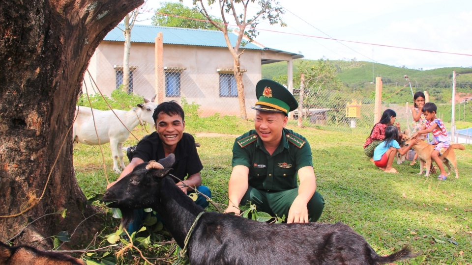 niem_vui_cua_dan_ban_bo_doi_bien_phong_khi_dan_de_phat_trien_tot_giup_nhieu_nguoi_thoat_ngheo.jpg