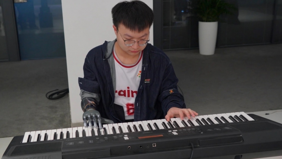 tay gia Trung Quoc, nguoi khuyet tat Trung Quoc choi dan, nhac cu, chip BCI khong xam lan, tay nhan tao, chi gia -vov.jpg