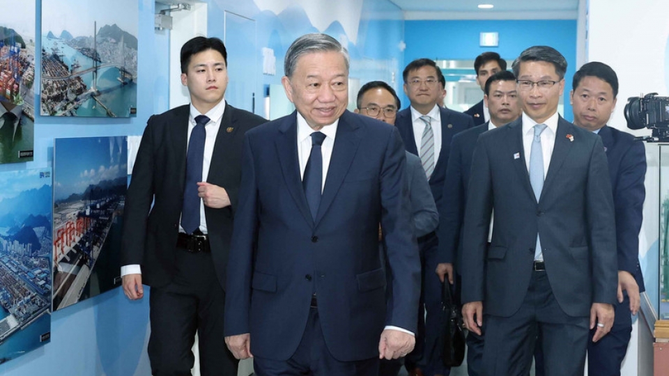 Party chief visits Busan Port, highlights potential of Vietnam-RoK maritime cooperation