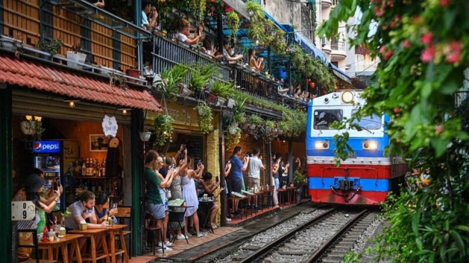 Hanoi to offer night city tour on double-decker train