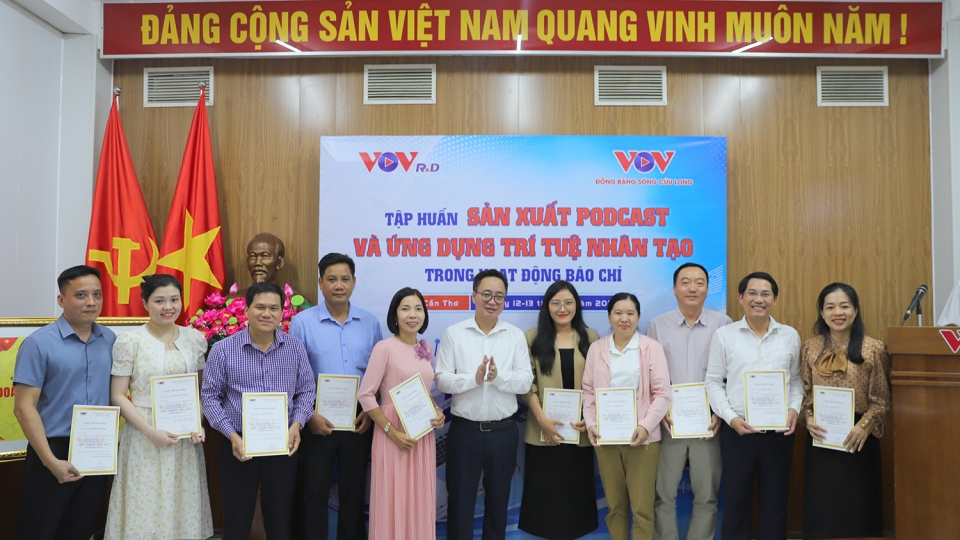 ông Phạm Mạnh Hùng, Phó Tổng giám đốc Đài TNVN chụp ảnh cùng các học viên.jpg