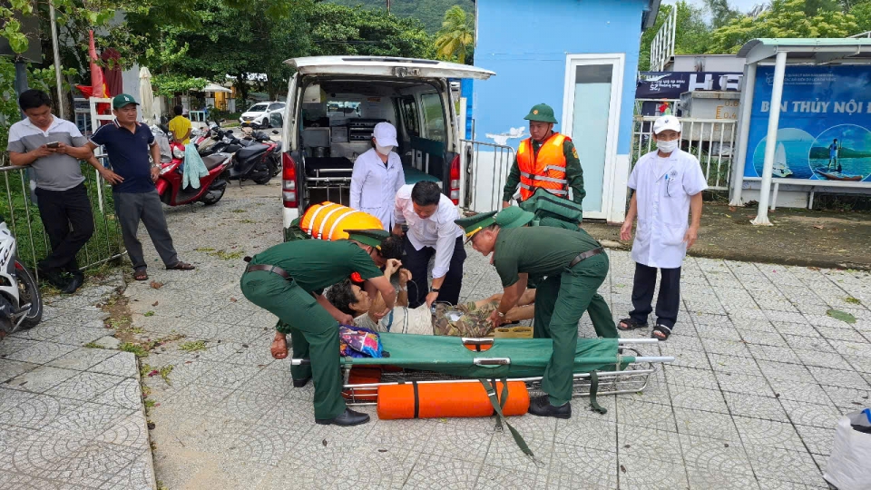 Đưa người bị thương từ đảo Cù Lao Chàm vào bờ cấp cứu.jpg