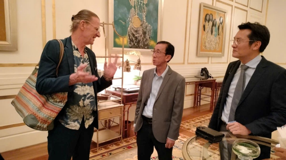 Đai biểu trao đổi bên ngoài tọa đàm  (Ảnh BTC).jpg