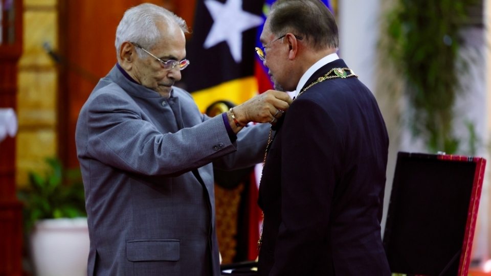 Ảnh Tổng thống Timor Leste Jose Ramos Horta trao tặng huân chương cao quý nhất của nước này cho Thủ tướng Malaysia ngày 24.9 - Nguồn_ Bernama.jpeg
