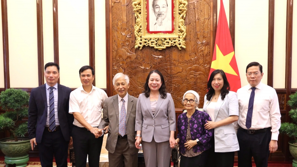 05-09_pho_chu_tich_nuoc_vo_thi_anh_xuan_chup_anh_cung_giao_su_tran_thanh_van_va_giao_su_le_kim_ngoc.jpg
