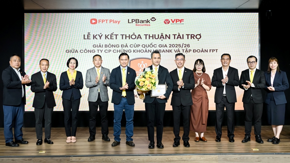 06. Ông Hoàng Việt Anh - Chủ tịch FPT Telecom trao hoa, Ông Trần Anh Tú - Chủ tịch VPF trao bảng danh vị cho Nhà tài trợ LPBS_0.jpg